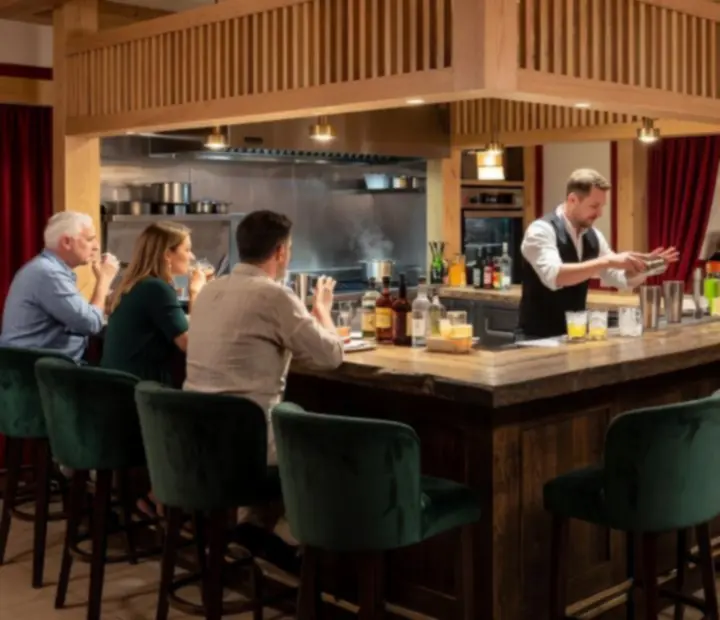 Nyitott konyha látványa a Localkitchenn pókerasztalairól, megosztható fogásokkal